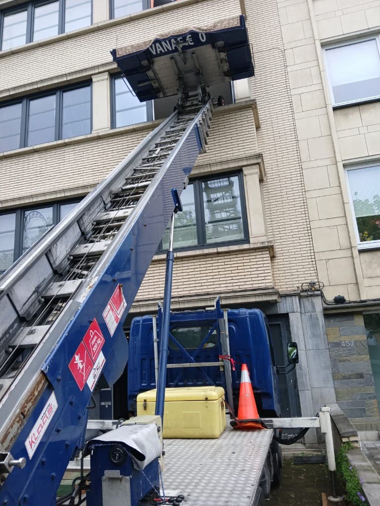 Lift extérieur installé devant un immeuble — intervention monte-meuble Bruxelles