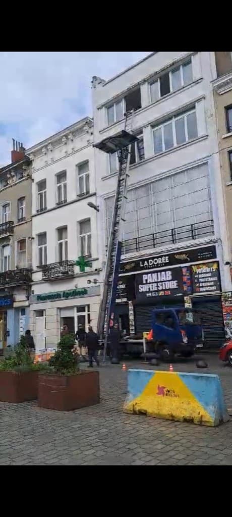 Intervention lift dans une rue commerçante bruxelloise
