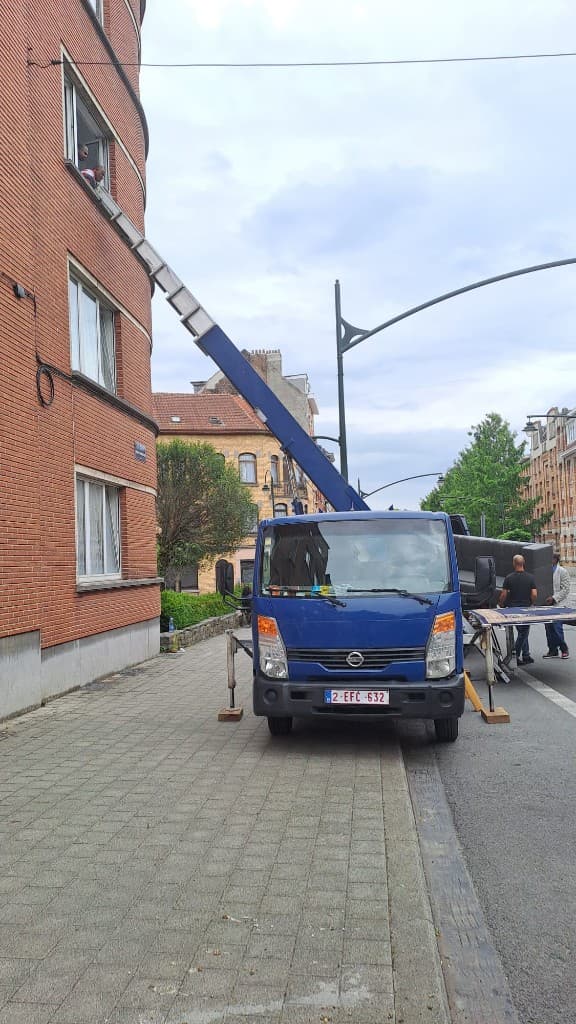 Montée de canapé avec monte-meuble — immeuble en angle à Bruxelles