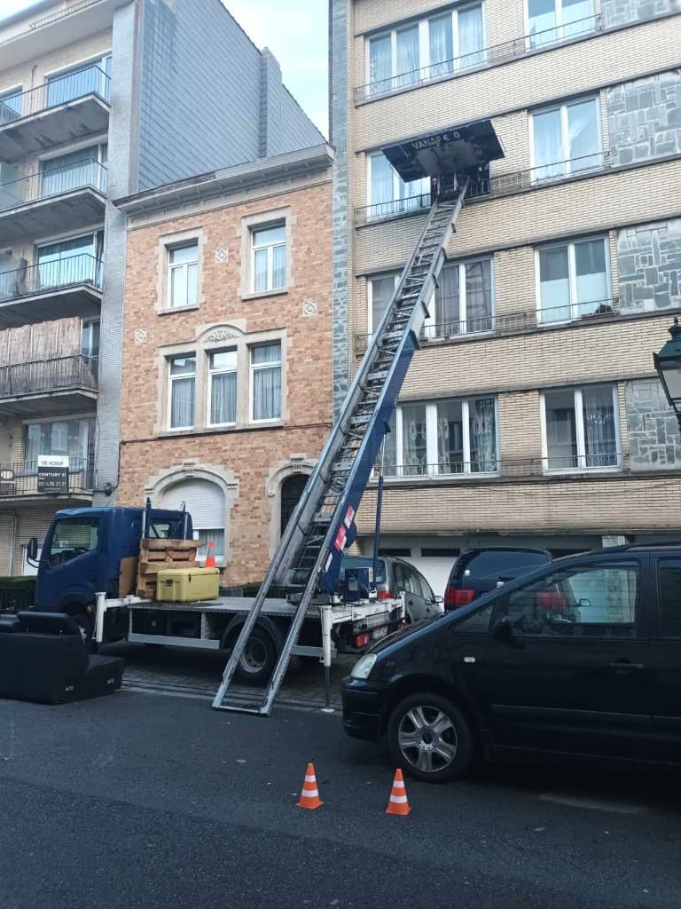 Monte-meuble en intervention rue résidentielle — Lift & Go Bruxelles